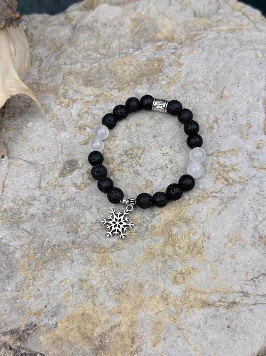 Frostodem der Mondhexe – Lavasteinarmband mit Schneequarz & Schneeflocken-Talisman
