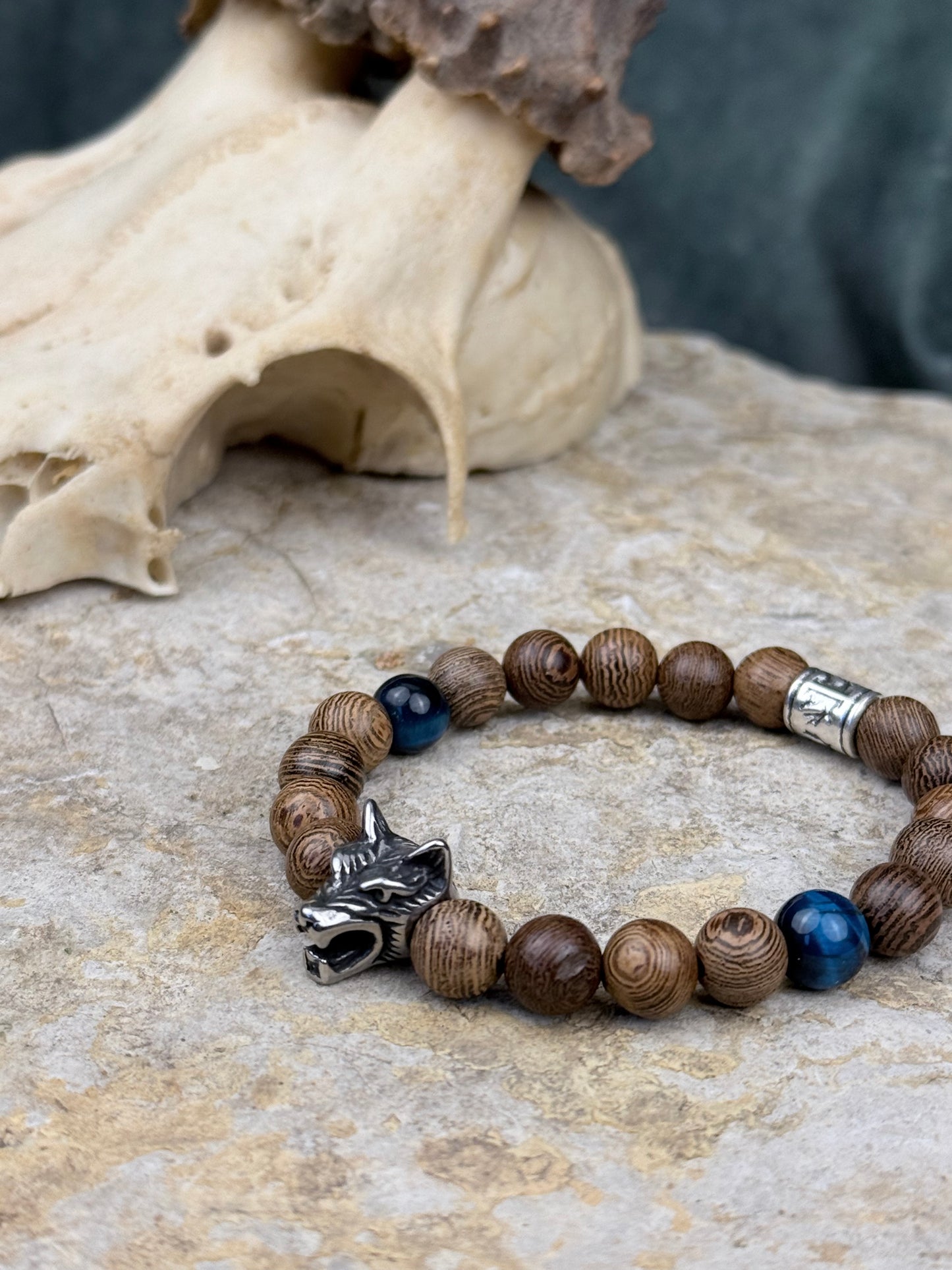 Wolfskrieger – Armband mit blauem Tigerauge & silbernem Wolfskopf