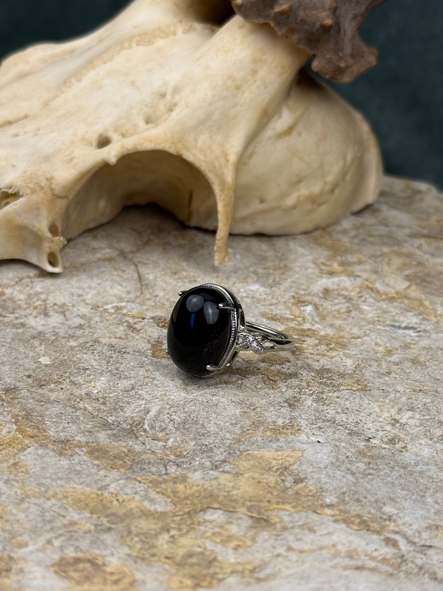 Finsterlicht – Obsidian-Ring in filigraner Fassung