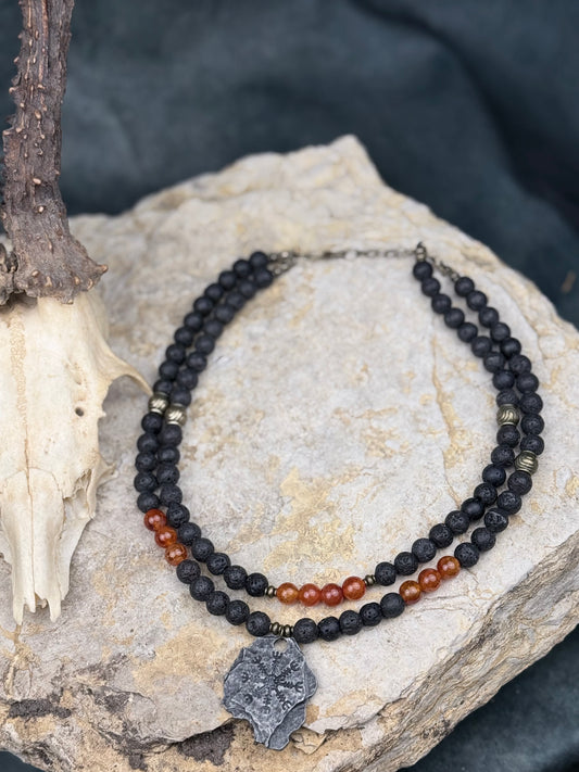 Schattenfeuer – Handgefertigte Halskette aus Lavastein & orangem Drachenstein