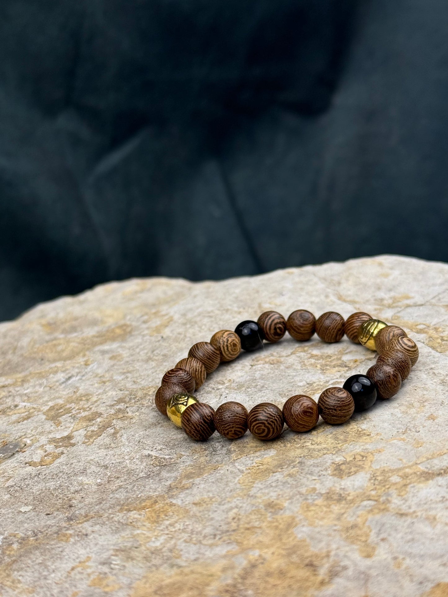 Schattenkraft – Armband mit Obsidian & goldenen Zierelementen