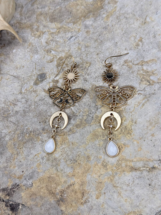 Mondfalter der Nachtzauberin – Mystische Ohrringe mit Mondsichel, Falter & schimmerndem Tropfenstein