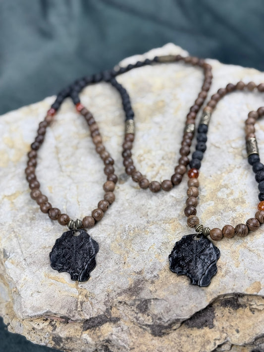 Dualpfade des Runenlichts – Vegvísir-Paarschmuck aus Holz, Lava & Drachenstein