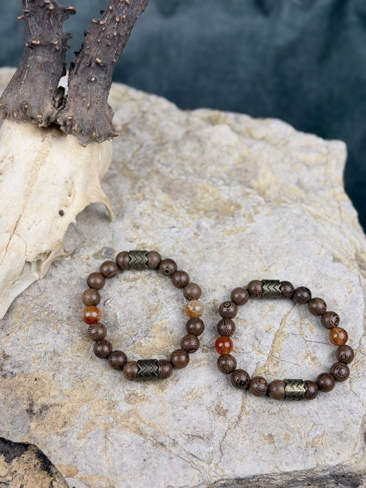 Flammen der Verbundenheit – Paararmbänder aus Holzperlen & Orangenem Drachenstein