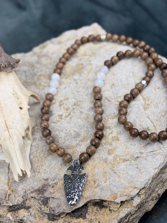Schattenspeer des Wanderers – Halskette aus Holzperlen & Mondstein