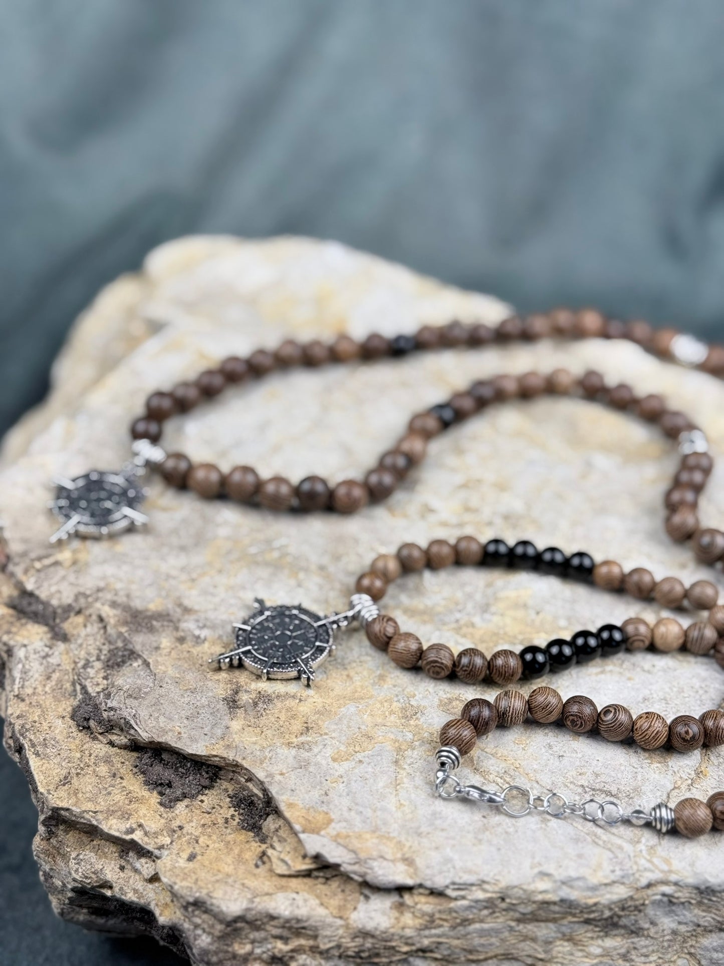 Zwillingspfade des Nordwinds – Vegvisir-Paarset aus Holzperlen und Obsidian
