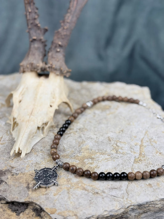 Wanderholz & Nachtsphäre – Halskette mit Holzperlen, Onyx & Vegvisir