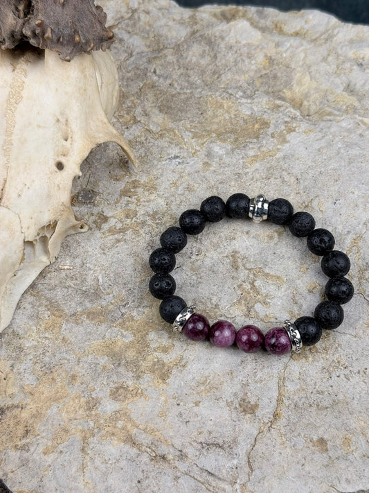 Schwarzglut & Beerenstein – Armband aus Lavastein & Erdbeerquarz