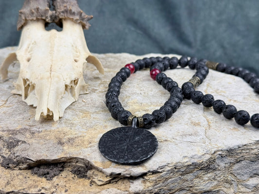 Runenschild der glühenden Asche – Lavastein-Kette mit Vegvisir-Anhänger & roten Akzentperlen