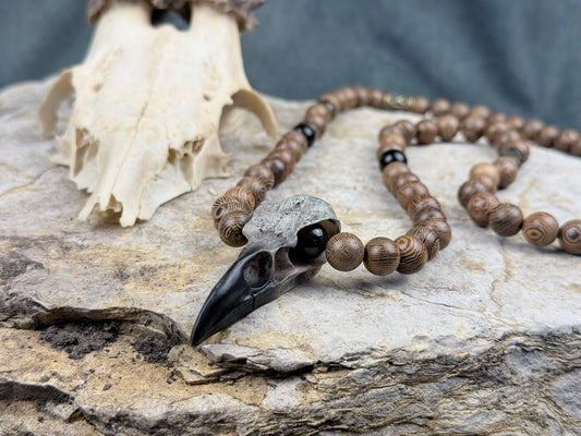 Rabenruf des alten Waldes – Holzperlen-Kette mit Rabenschädel-Anhänger & Obsidian
