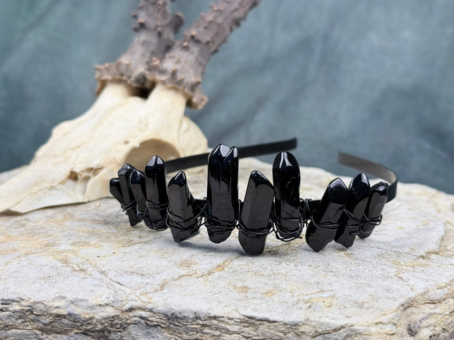 Obsidianthron der Schattenwacht – Krone aus polierten schwarzen Kristallen