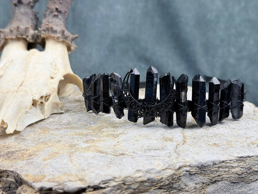 Schattenkrone der Nachtgöttin– Krone aus schwarzem Kristall & dunklem Sichelmond