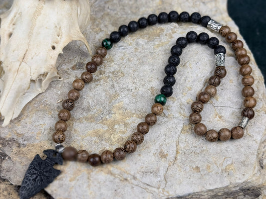 Drachenpfeil – Halskette mit Lavastein, grünem Tigerauge & schwarzer Pfeilspitze