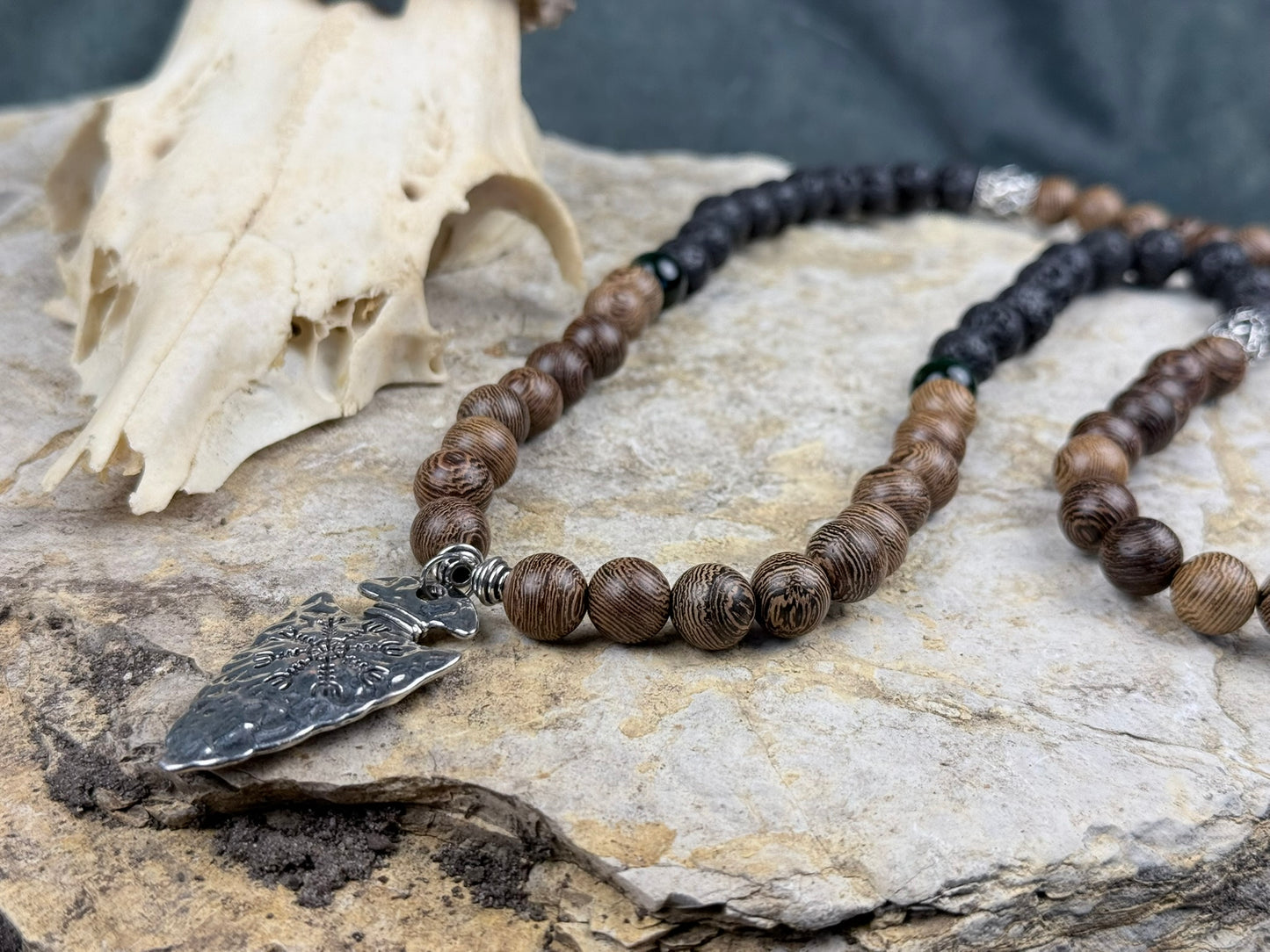 Kriegerpfad – Lavastein Kette mit silberner Pfeilspitze & grünem Tigerauge