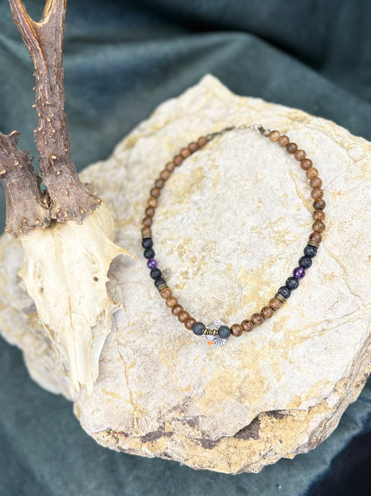 Ushnotz x Nordic Mystery – Relikt der Schattenente – Holz, Lava & Amethyst Kette