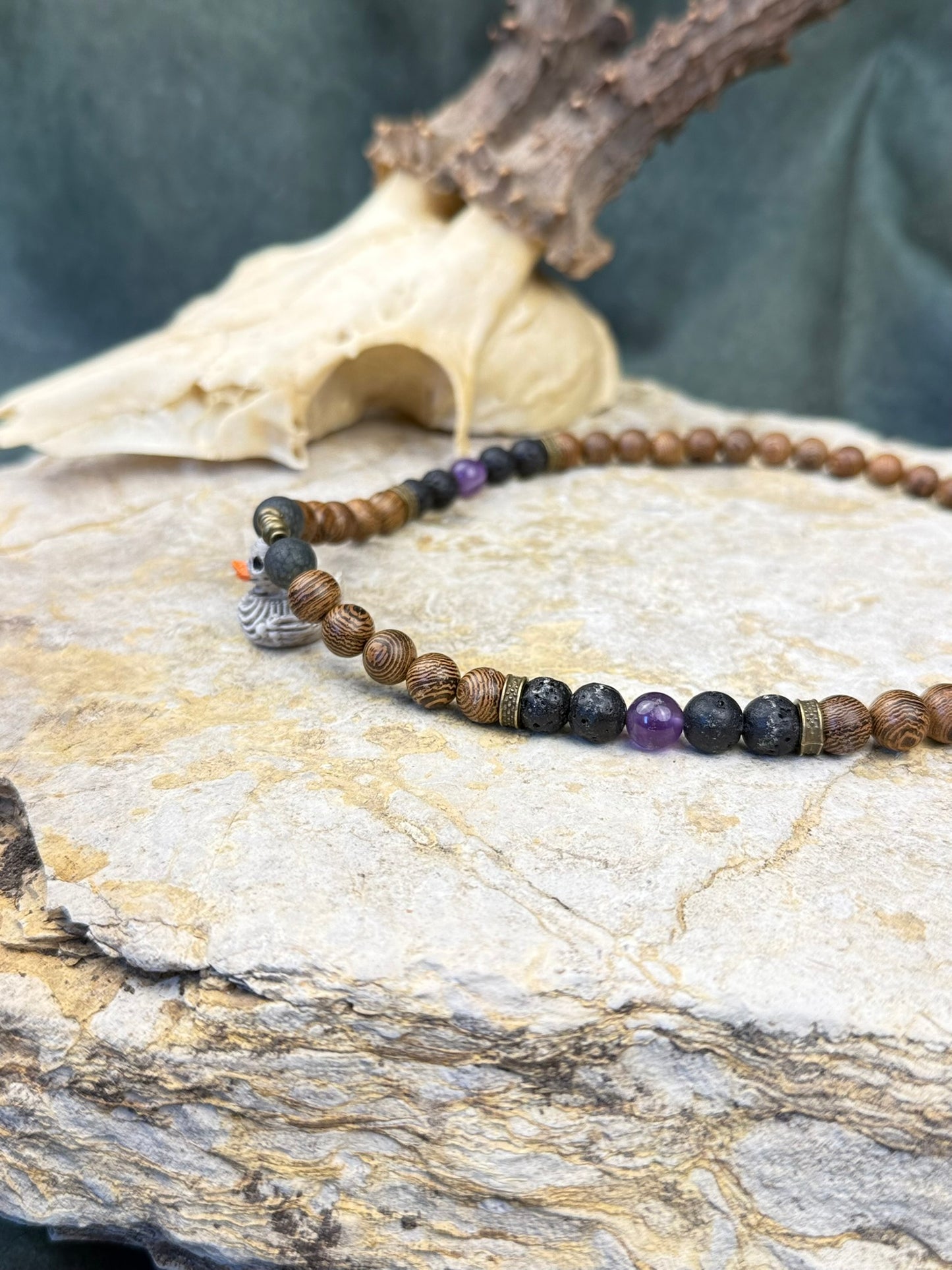 Ushnotz x Nordic Mystery – Relikt der Schattenente – Holz, Lava & Amethyst Kette