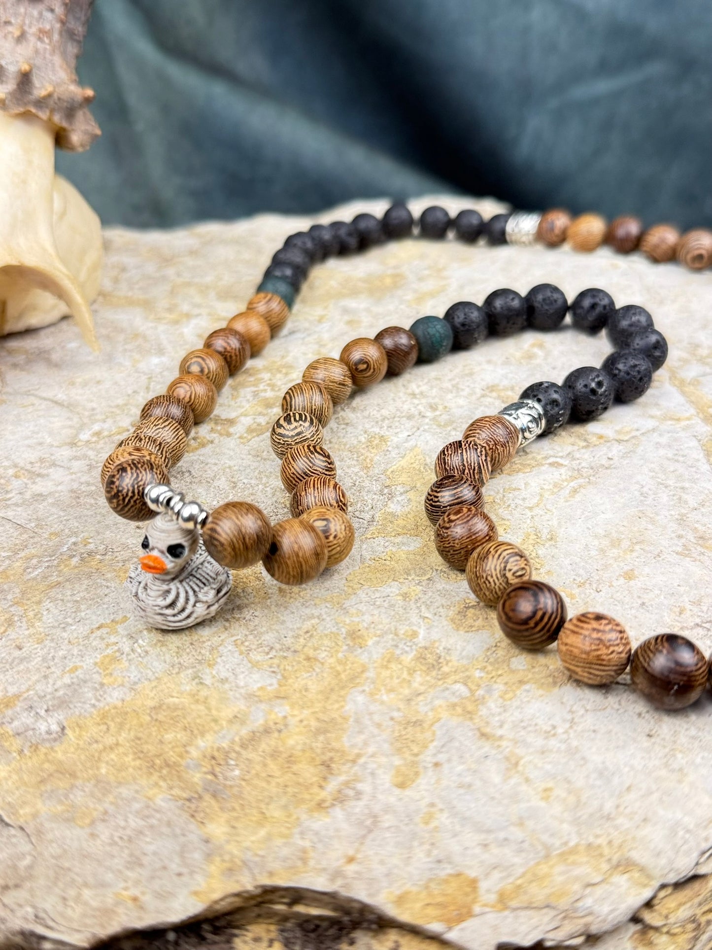 Ushnotz x Nordic Mystery – Lange Reliktkette der Schattenente – Holz & Lava Edition