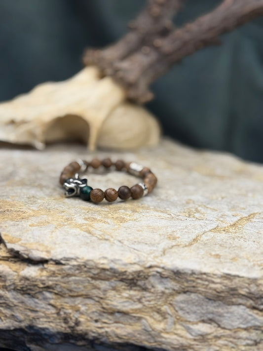Frostband der stillen Wächter – Holzarmband mit Wolfsymbol & tiefgrünem Tigerauge