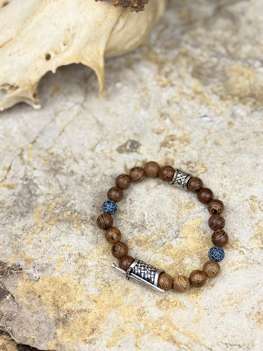 Klinge der Vergessenen See – Holzperlenarmband mit Seestein & Dolchsymbol