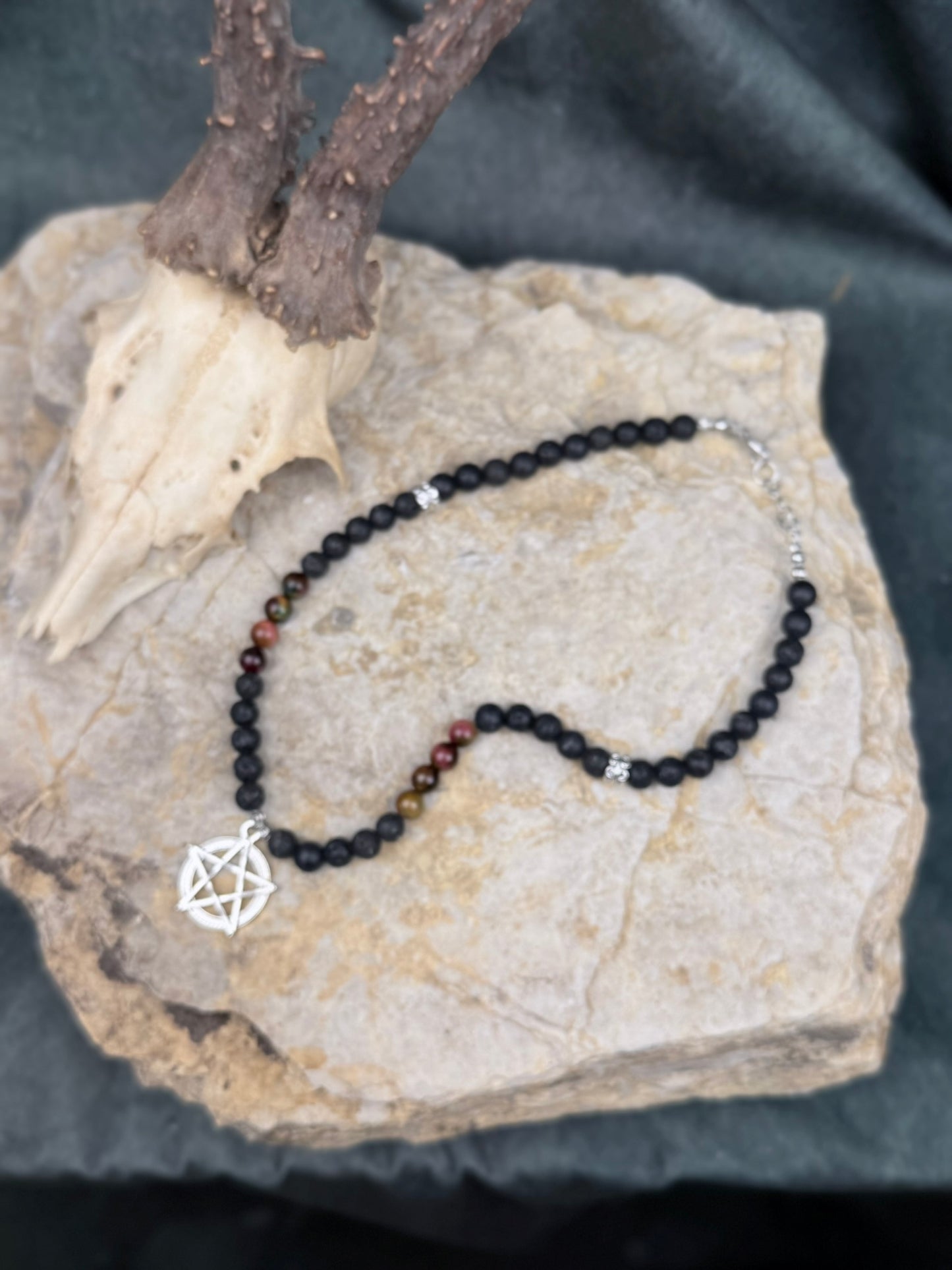 Siegel der Wandelhexe – Lavasteinkette mit buntem Tigerauge & Pentagramm