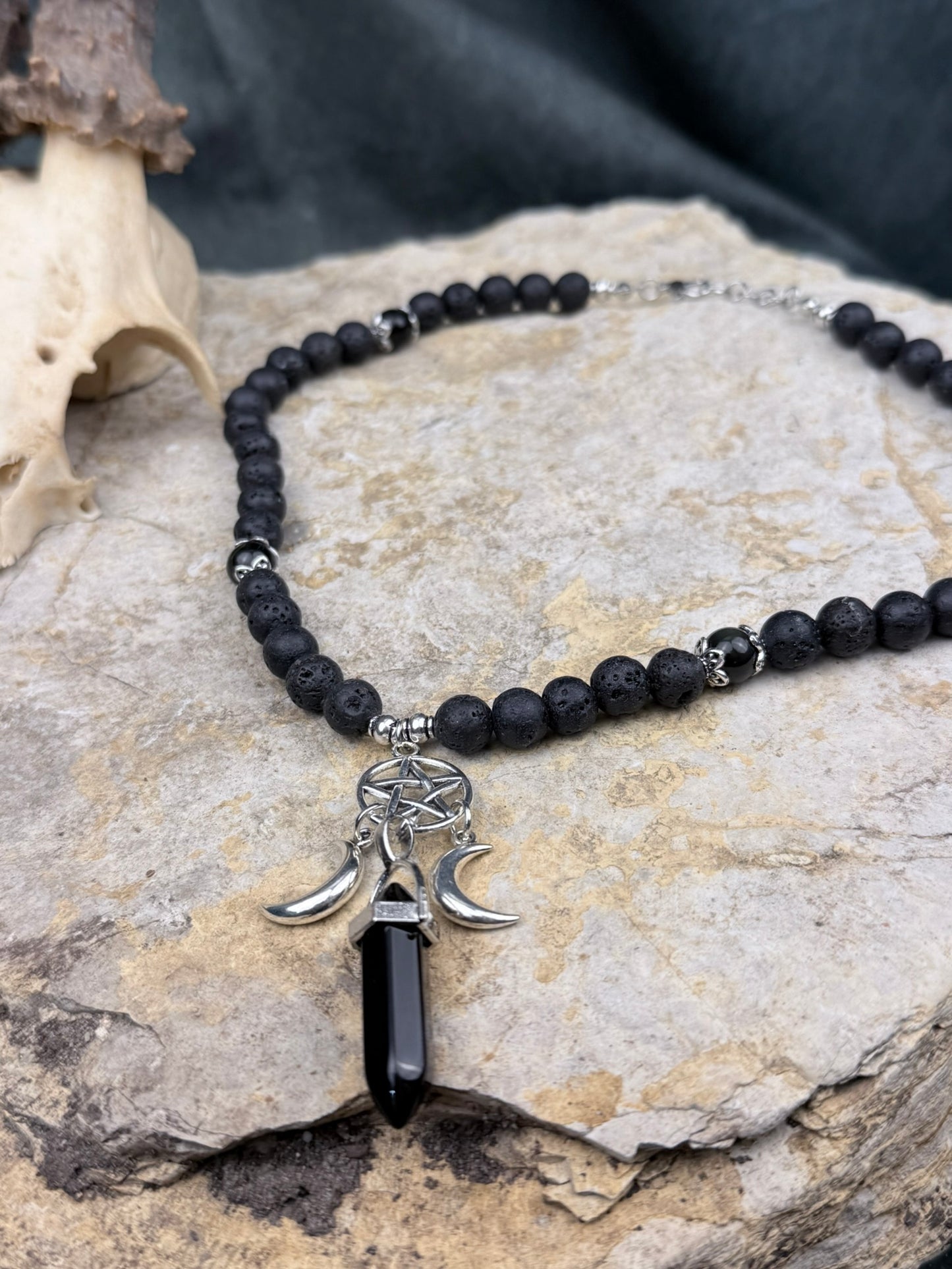 Hexenpfad der Schwarzen Luna – Lavasteinkette mit Obsidian-Spitze, Pentagramm & Dreifachmond