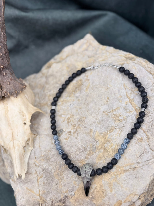 Ruf der Knochenhexe – Mystische Lavasteinkette mit Raben-Schädel & gecracktem Achat