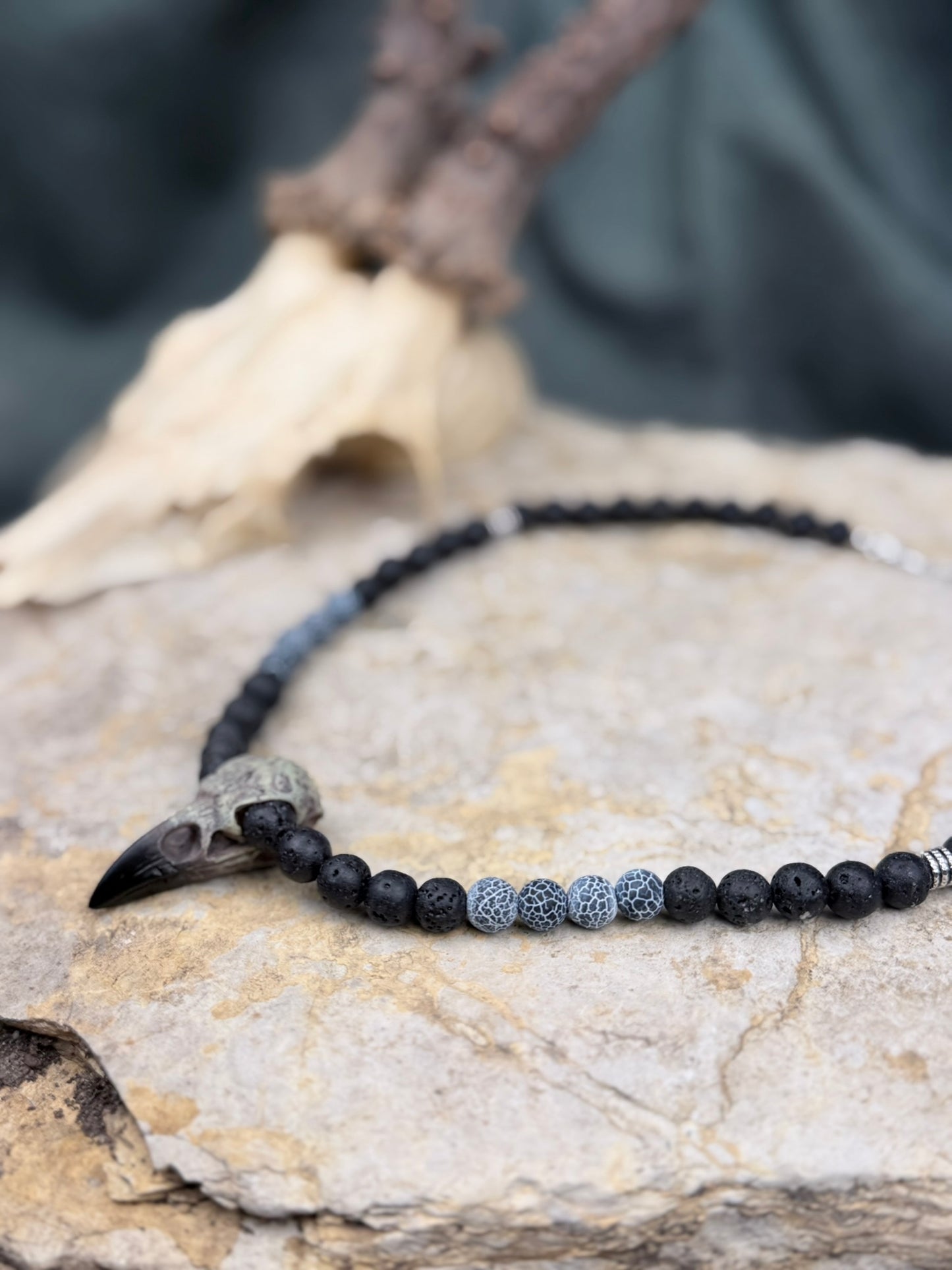 Ruf der Knochenhexe – Mystische Lavasteinkette mit Raben-Schädel & gecracktem Achat
