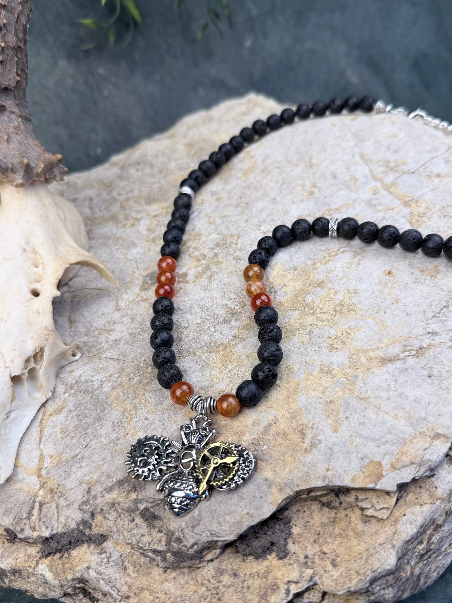 Die Mechanische Biene – Mystische Steampunk Halskette aus Lavastein & orangem Drachenstein