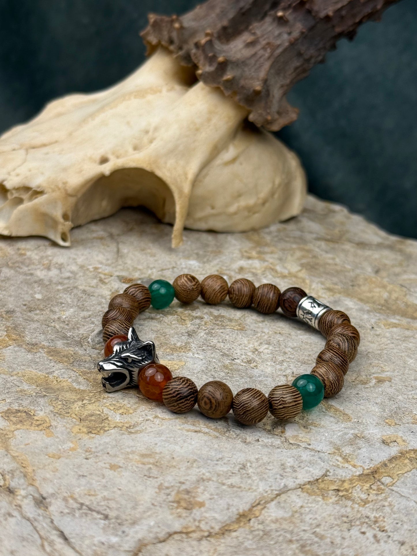 Wolfsgeist – Armband mit silbernen Details, Drachenstein in Grün & Orange