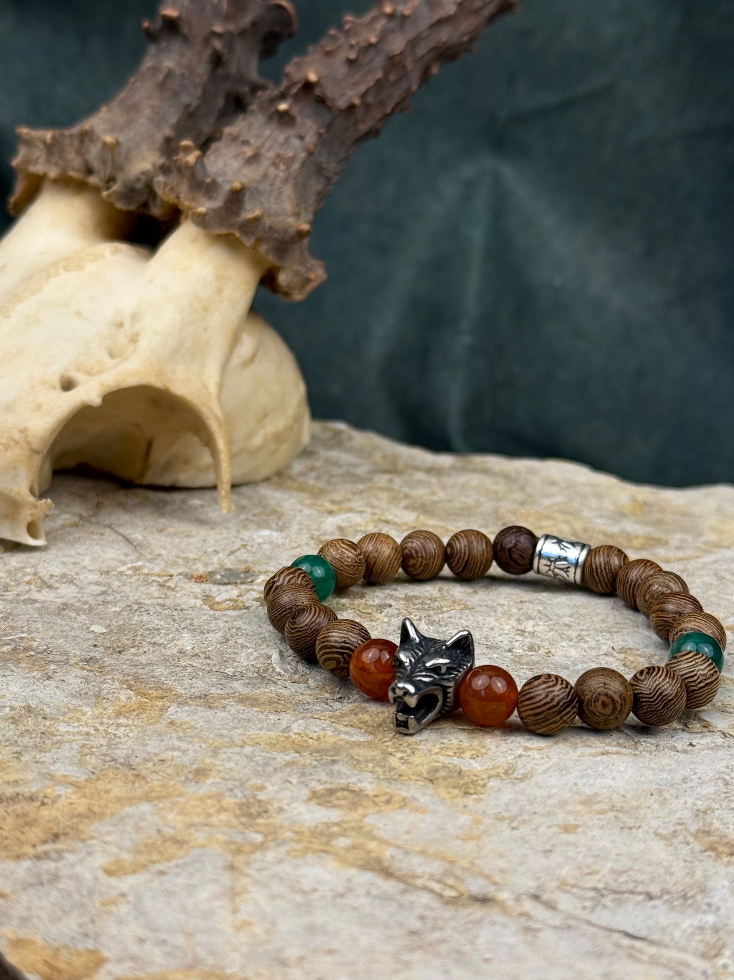 Wolfsgeist – Armband mit silbernen Details, Drachenstein in Grün & Orange