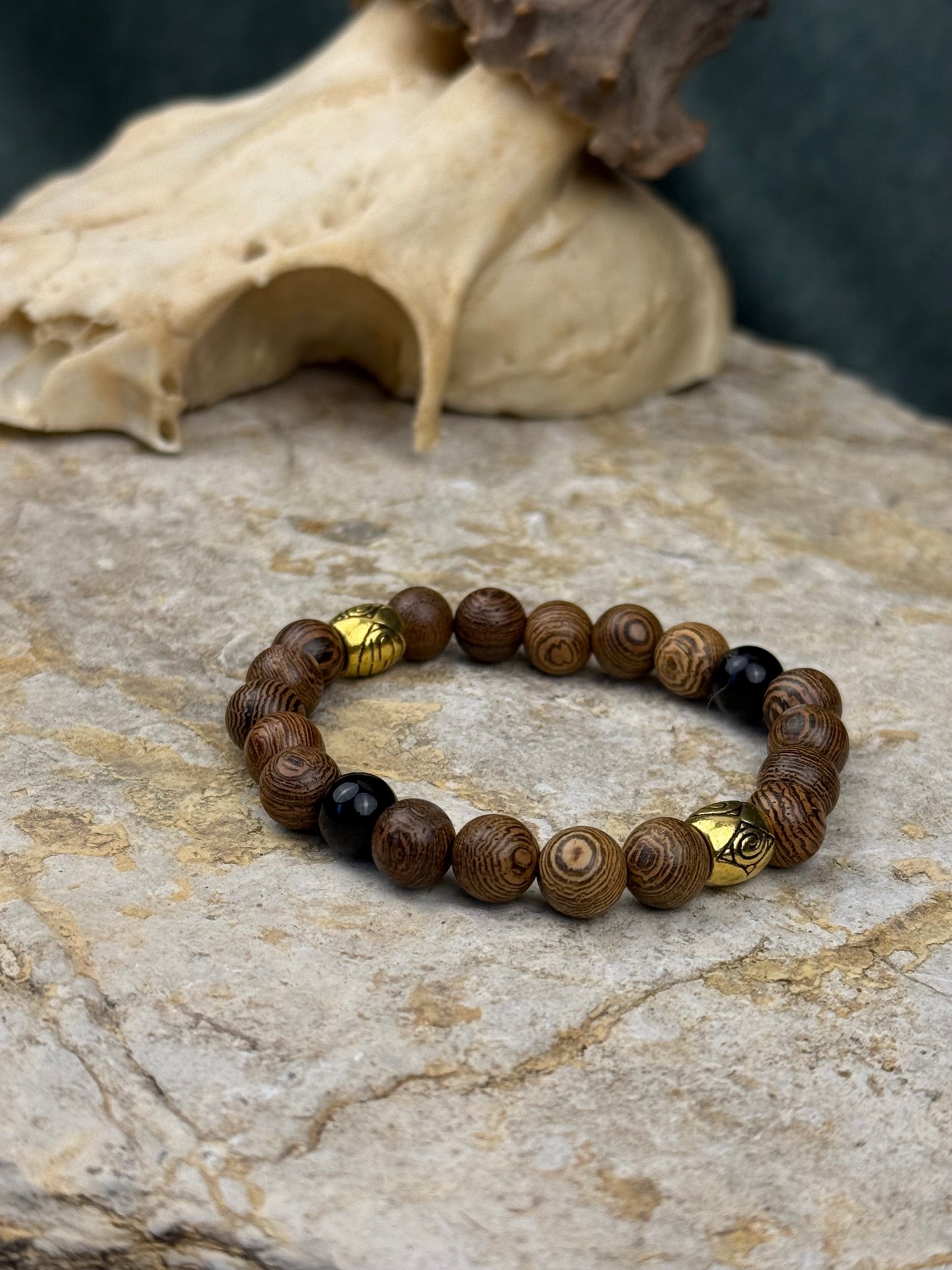 Schattenkraft – Armband mit Obsidian & goldenen Zierelementen