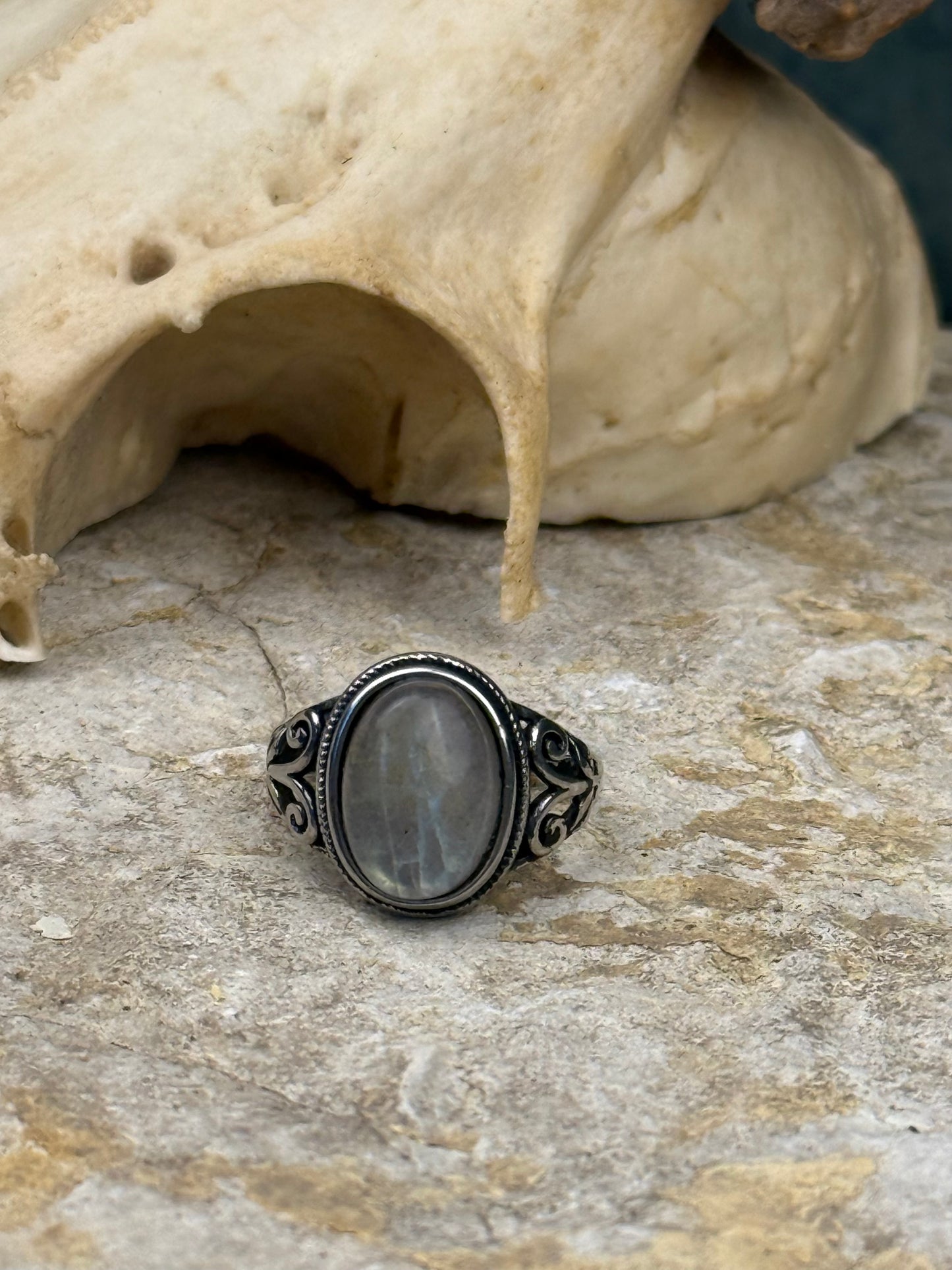 Labradorit-Ring „Schattenlicht“ – Verstellbar