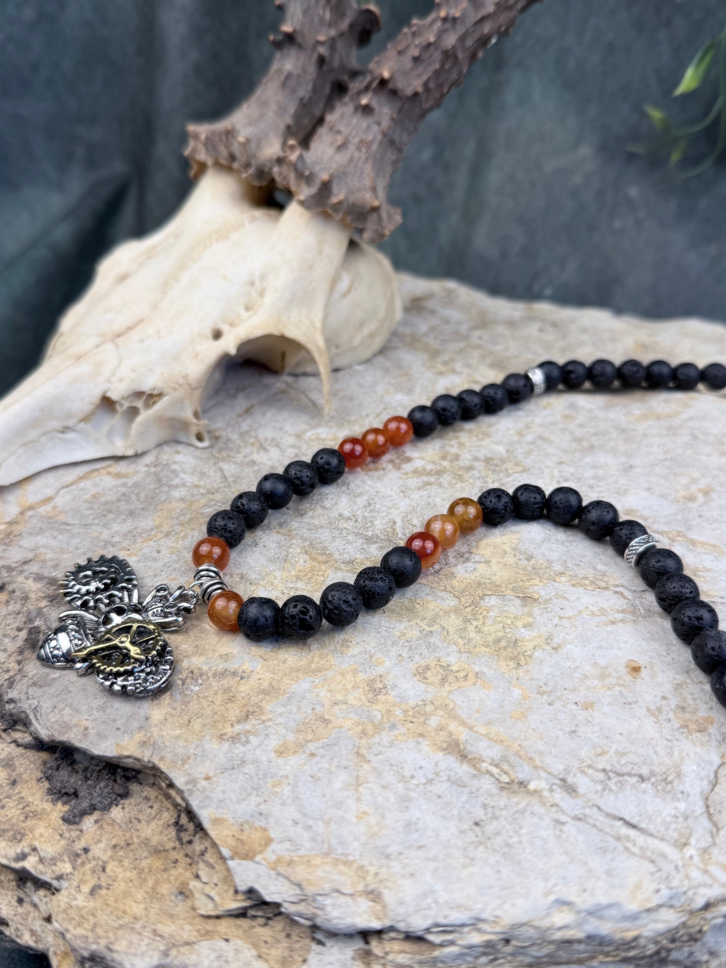 Die Mechanische Biene – Mystische Steampunk Halskette aus Lavastein & orangem Drachenstein