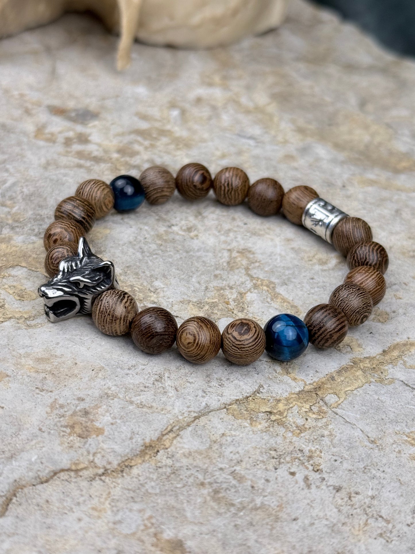 Wolfskrieger – Armband mit blauem Tigerauge & silbernem Wolfskopf