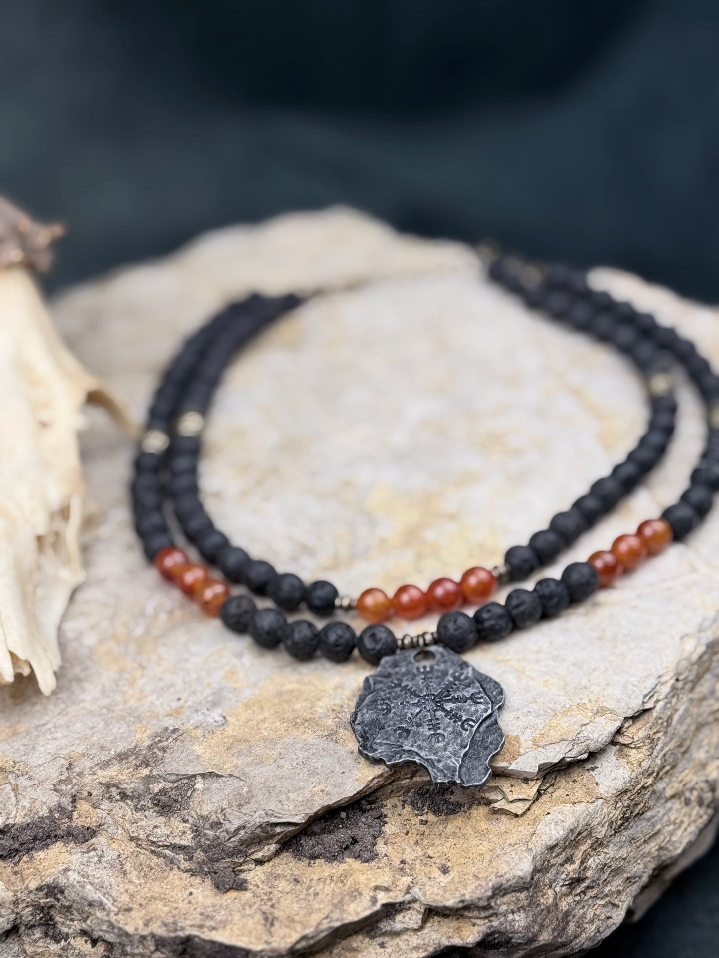 Schattenfeuer – Handgefertigte Halskette aus Lavastein & orangem Drachenstein