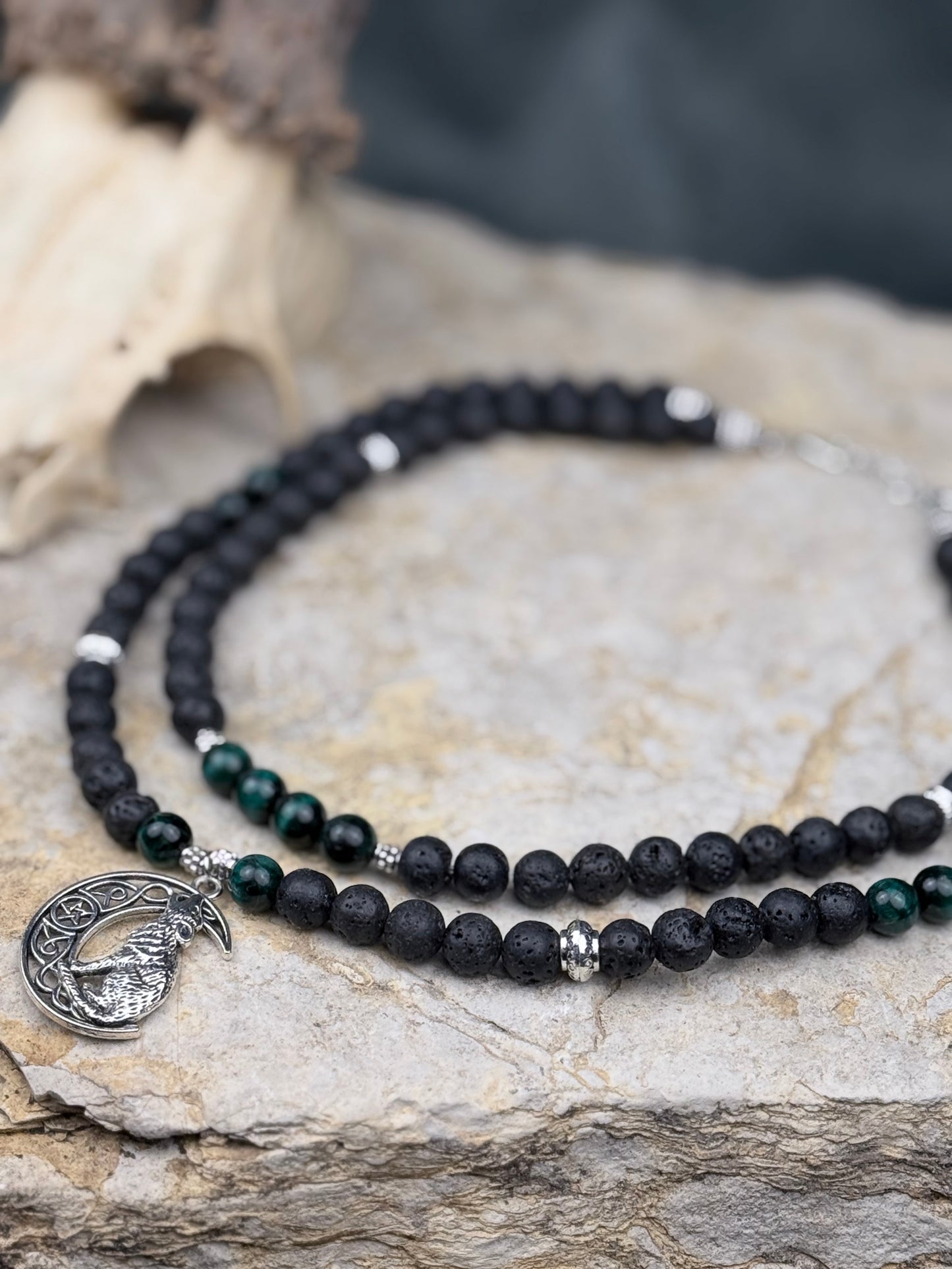 Nachtjäger – Handgefertigte Halskette aus Lavastein & grünem Tigerauge