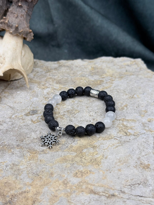 Frostodem der Mondhexe – Lavasteinarmband mit Schneequarz & Schneeflocken-Talisman