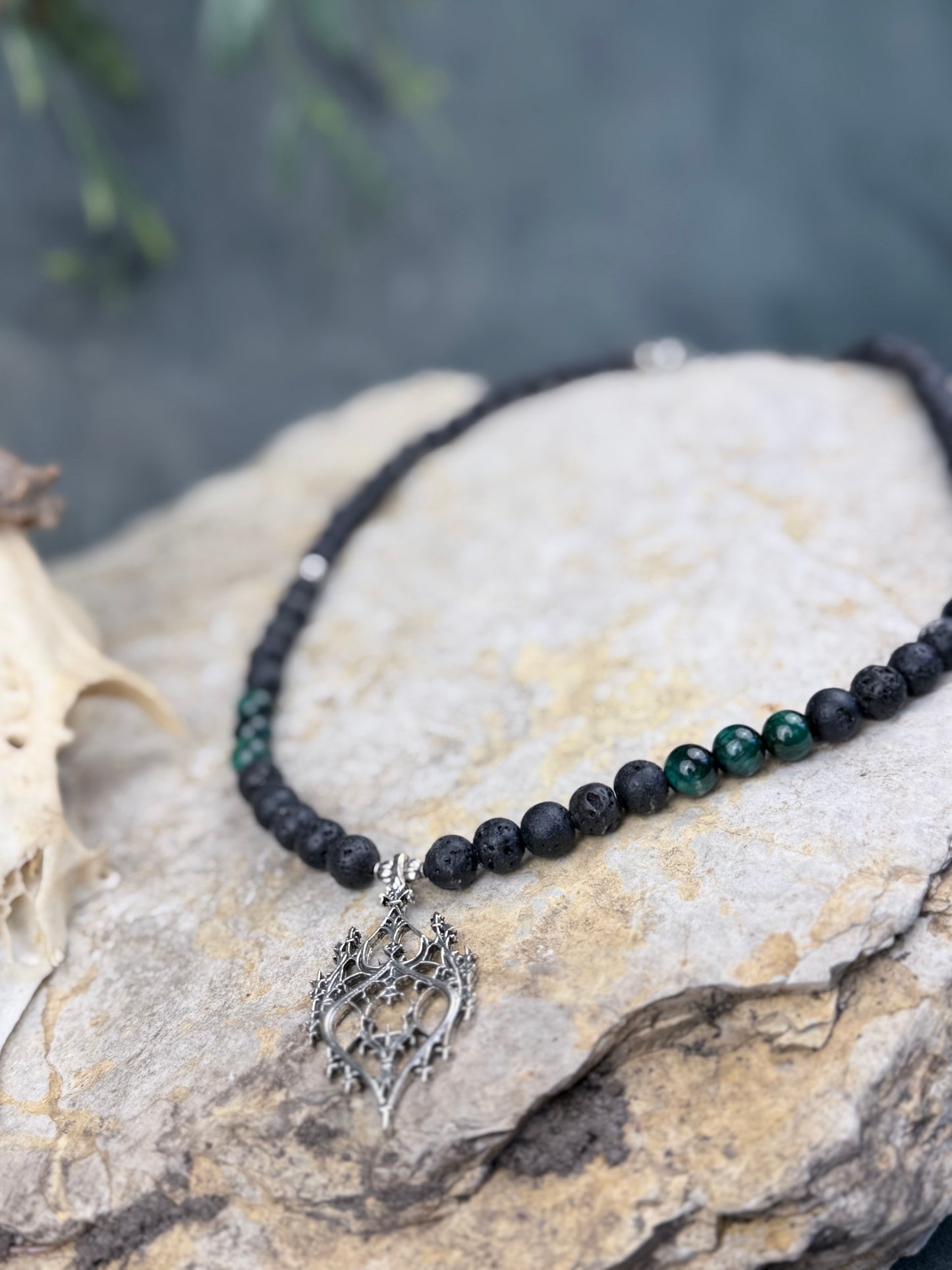 Dornenzeichen – Fragment aus Schatten und Stahl