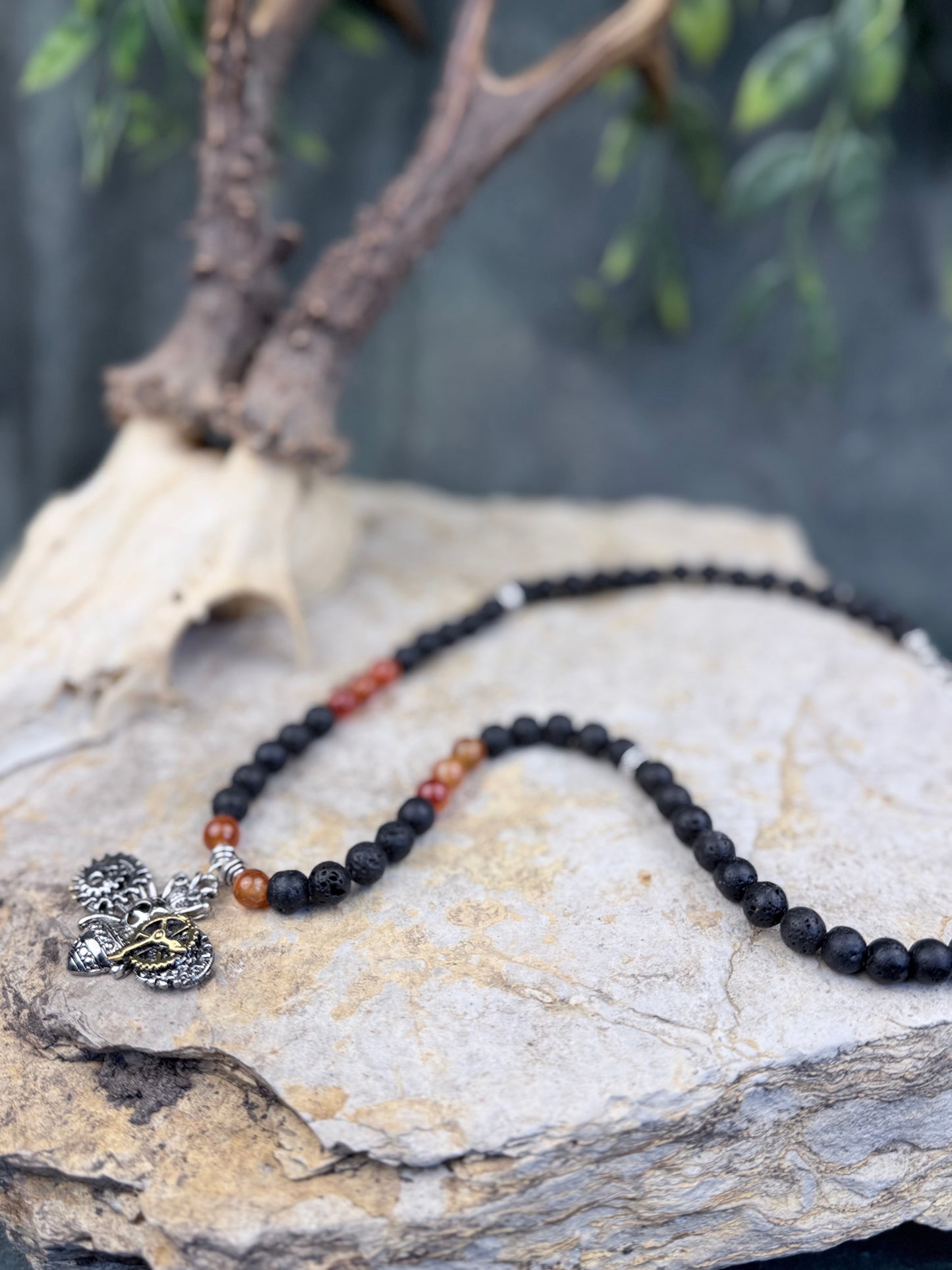 Die Mechanische Biene – Mystische Steampunk Halskette aus Lavastein & orangem Drachenstein