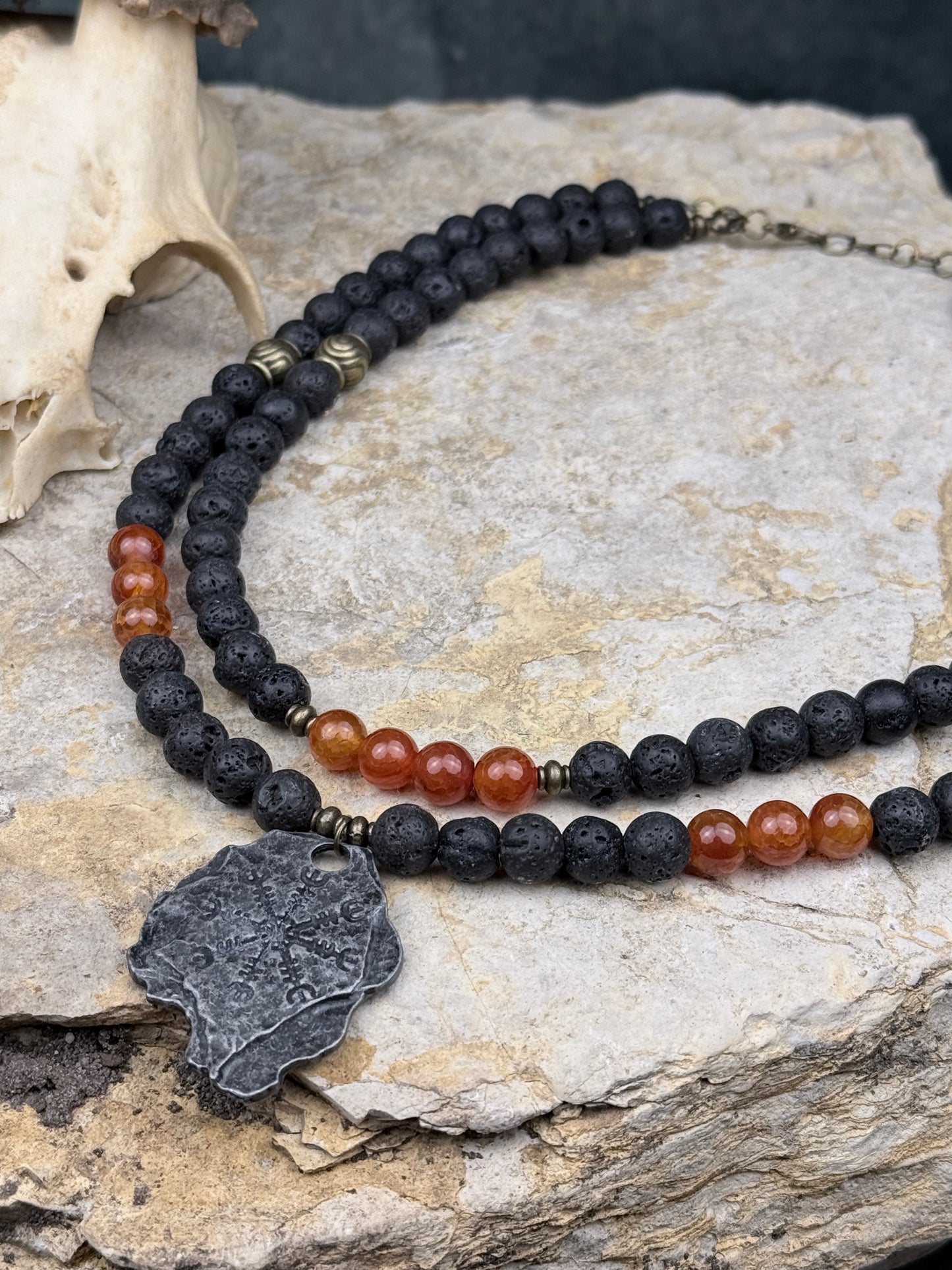Schattenfeuer – Handgefertigte Halskette aus Lavastein & orangem Drachenstein