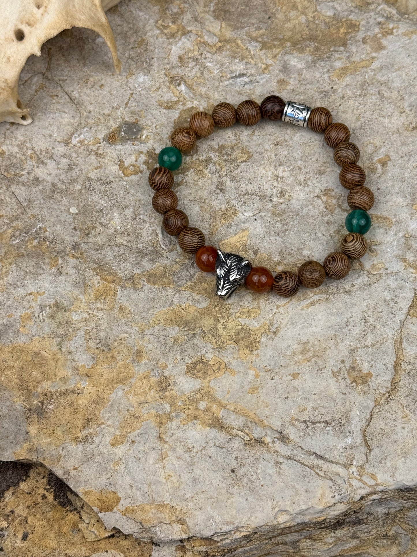 Wolfsgeist – Armband mit silbernen Details, Drachenstein in Grün & Orange