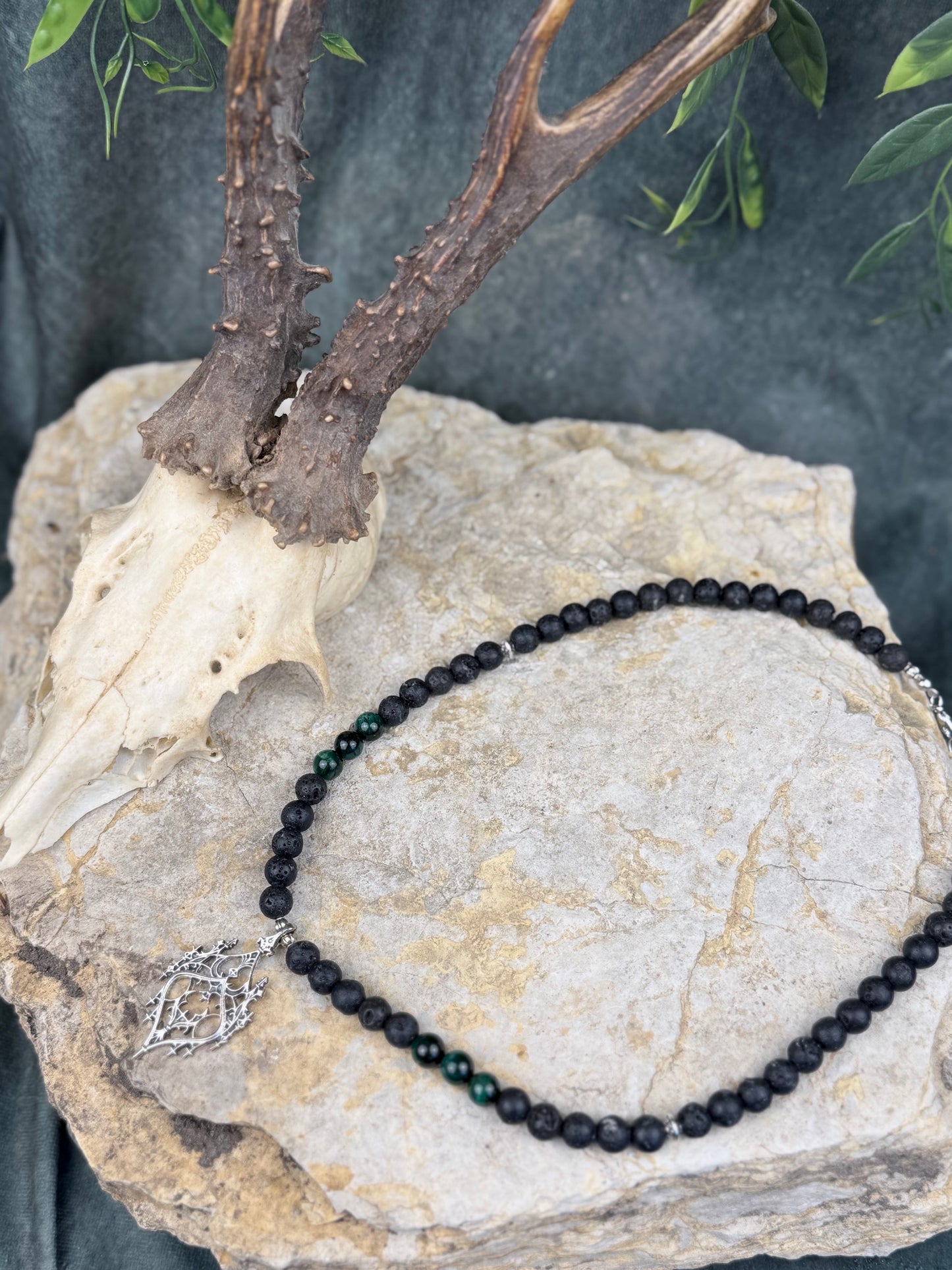 Dornenzeichen – Fragment aus Schatten und Stahl