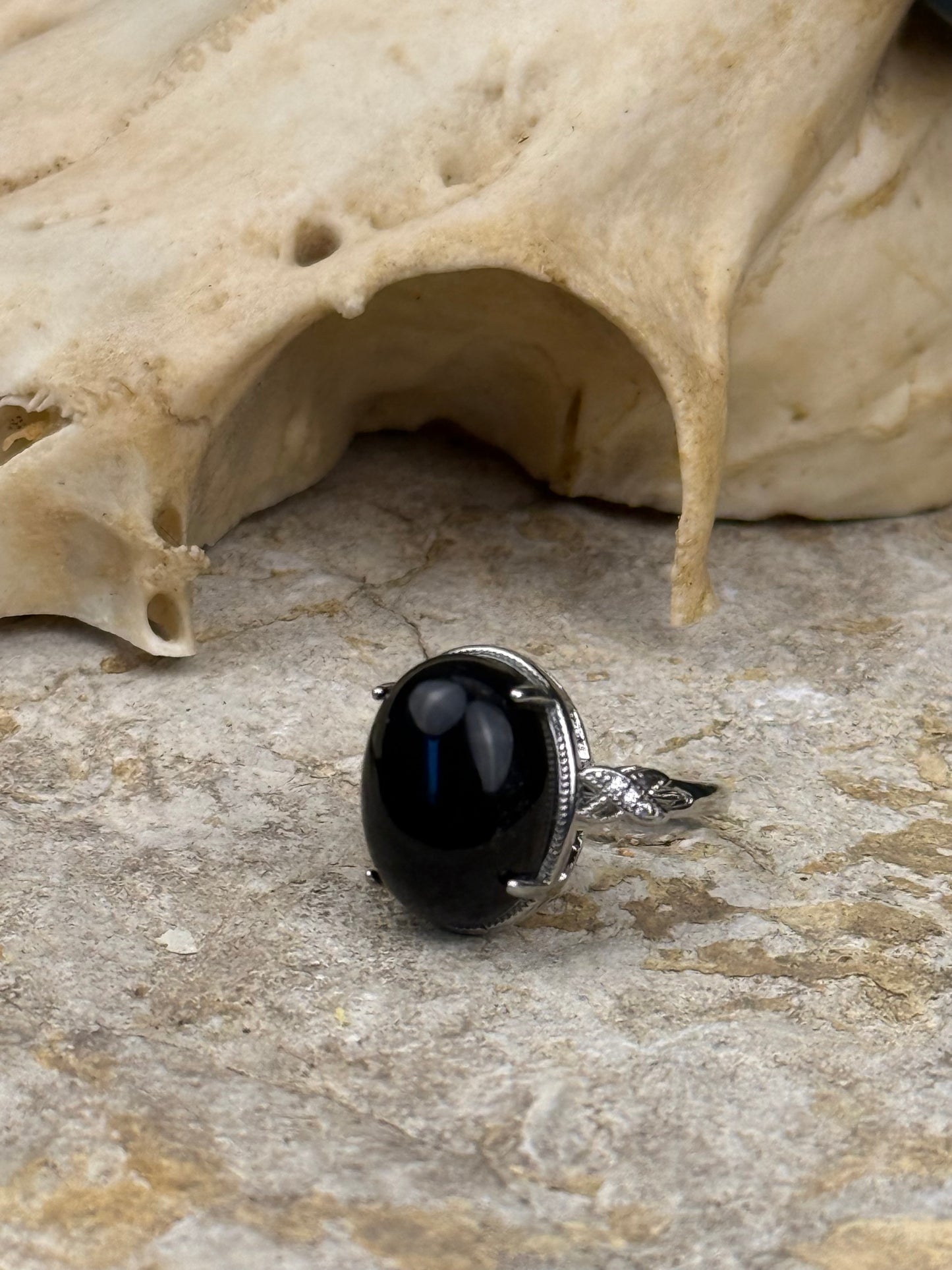 Finsterlicht – Obsidian-Ring in filigraner Fassung