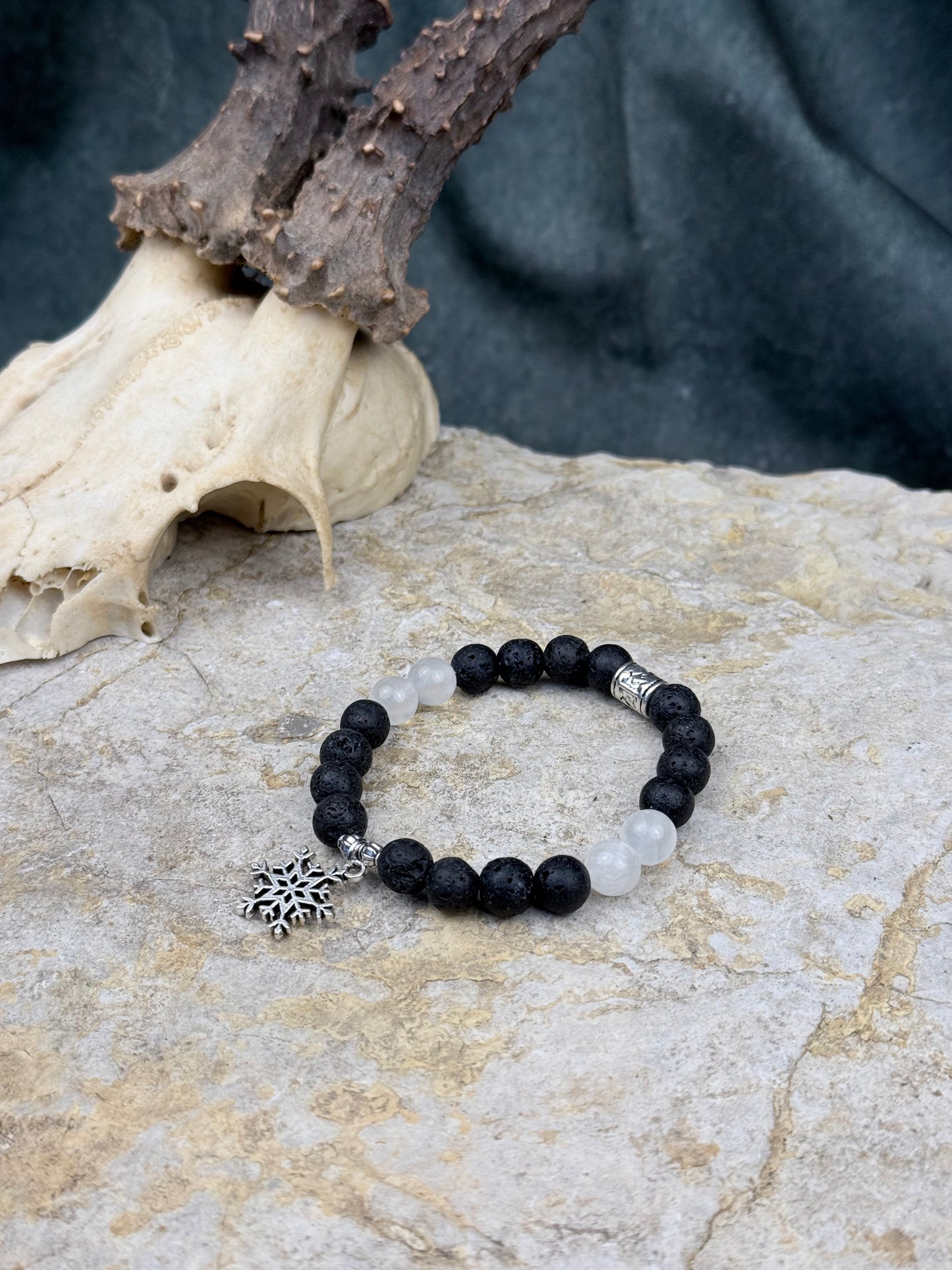 Frostodem der Mondhexe – Lavasteinarmband mit Schneequarz & Schneeflocken-Talisman