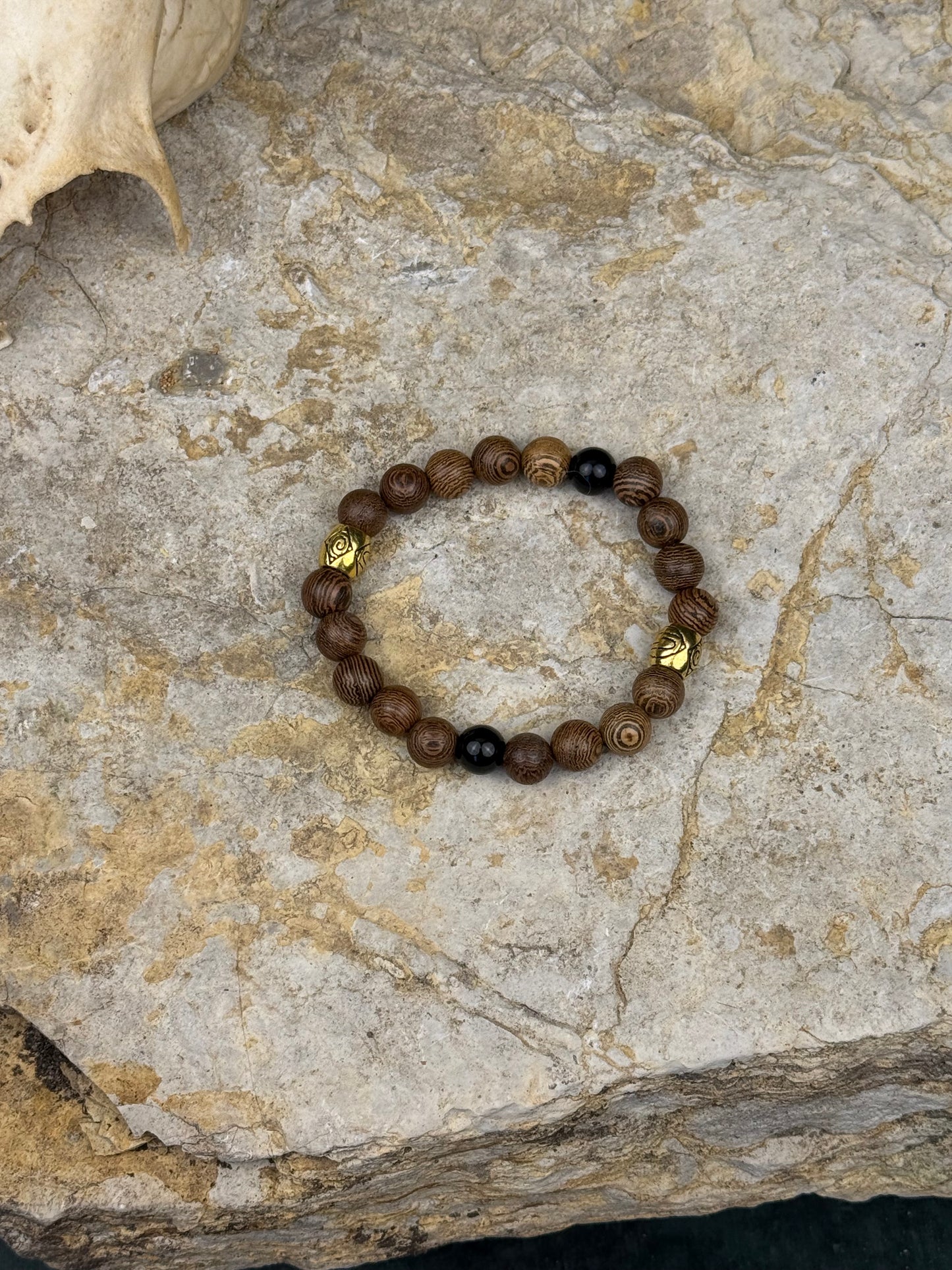 Schattenkraft – Armband mit Obsidian & goldenen Zierelementen