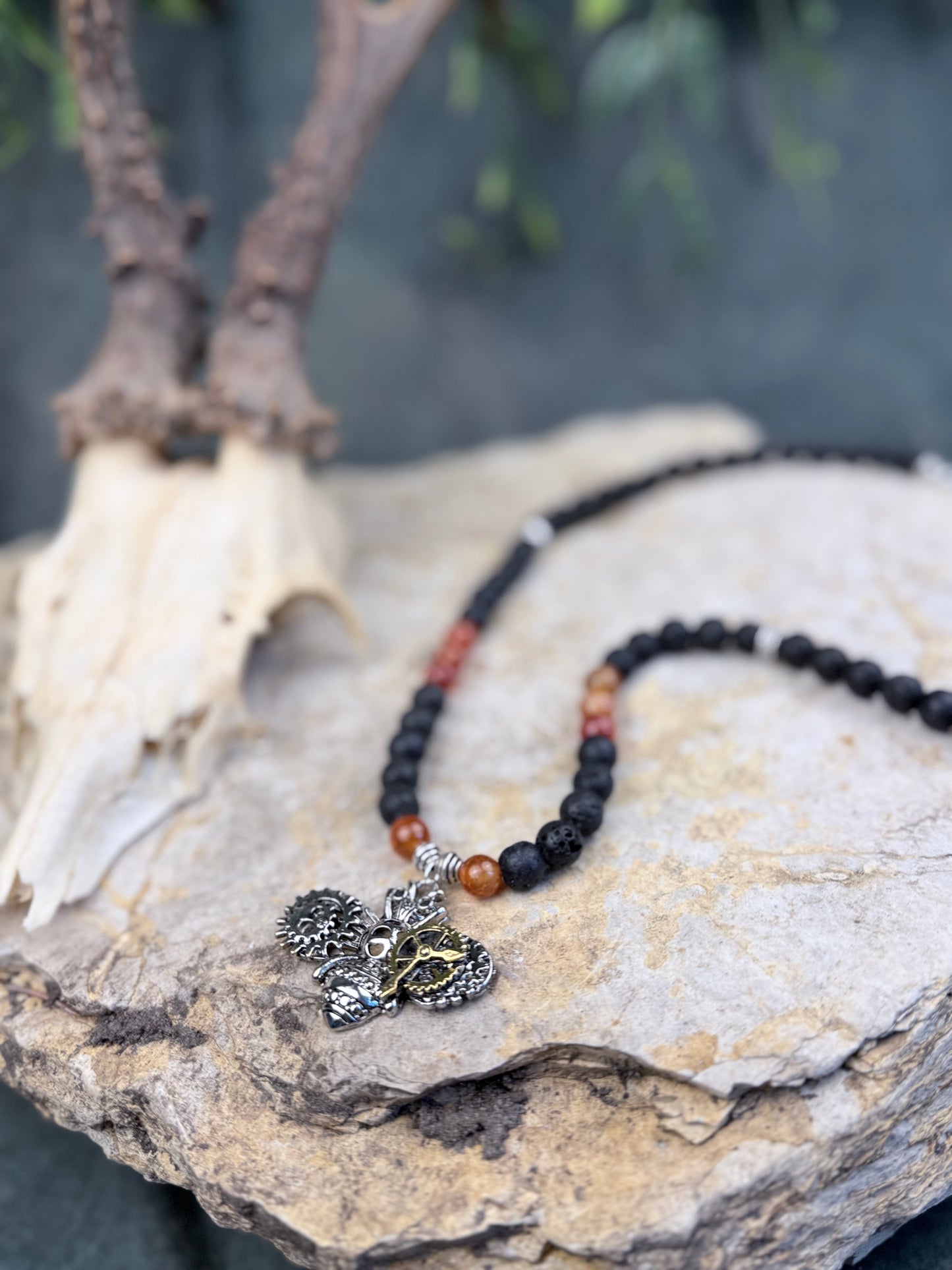 Die Mechanische Biene – Mystische Steampunk Halskette aus Lavastein & orangem Drachenstein
