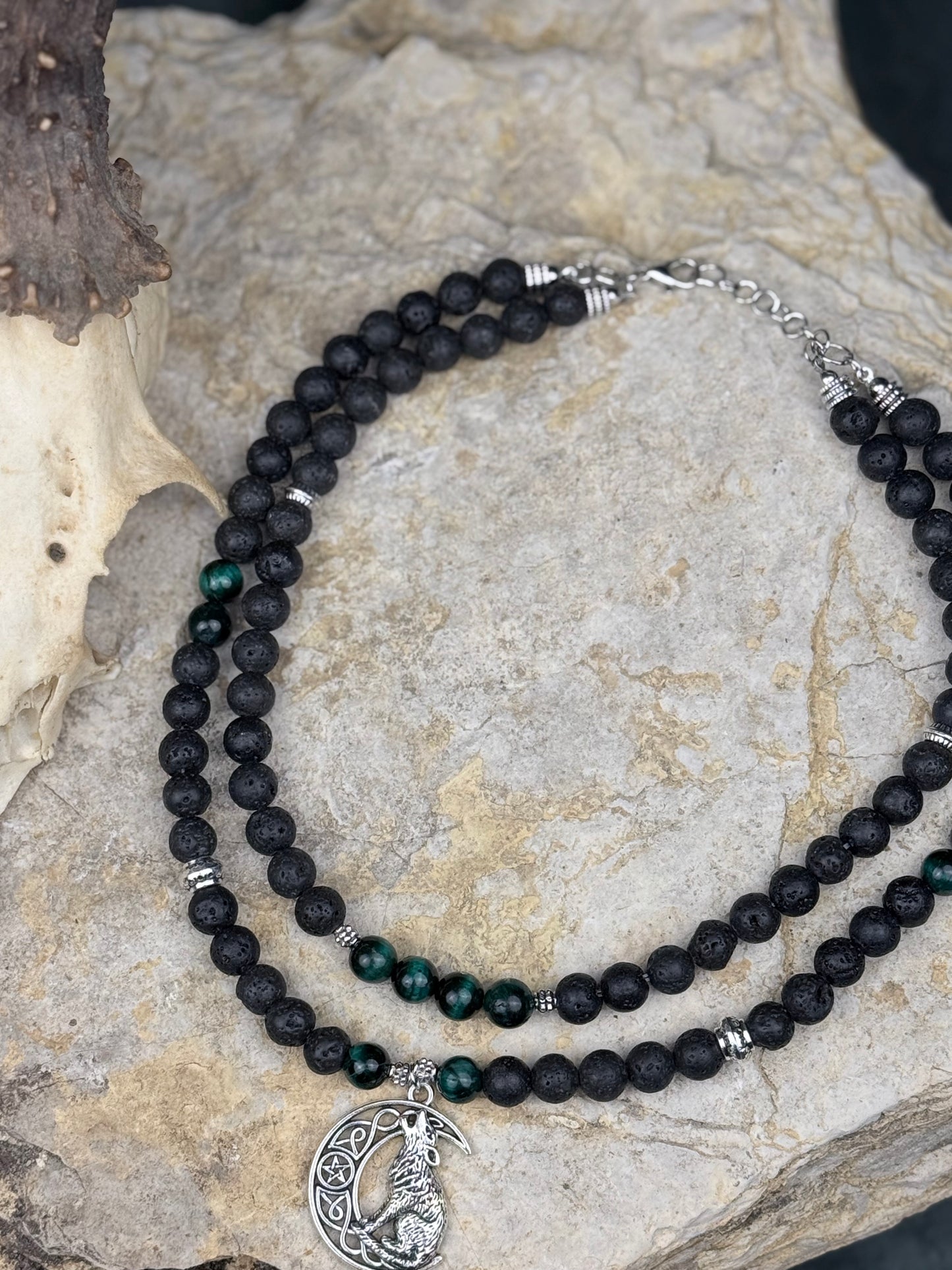 Nachtjäger – Handgefertigte Halskette aus Lavastein & grünem Tigerauge