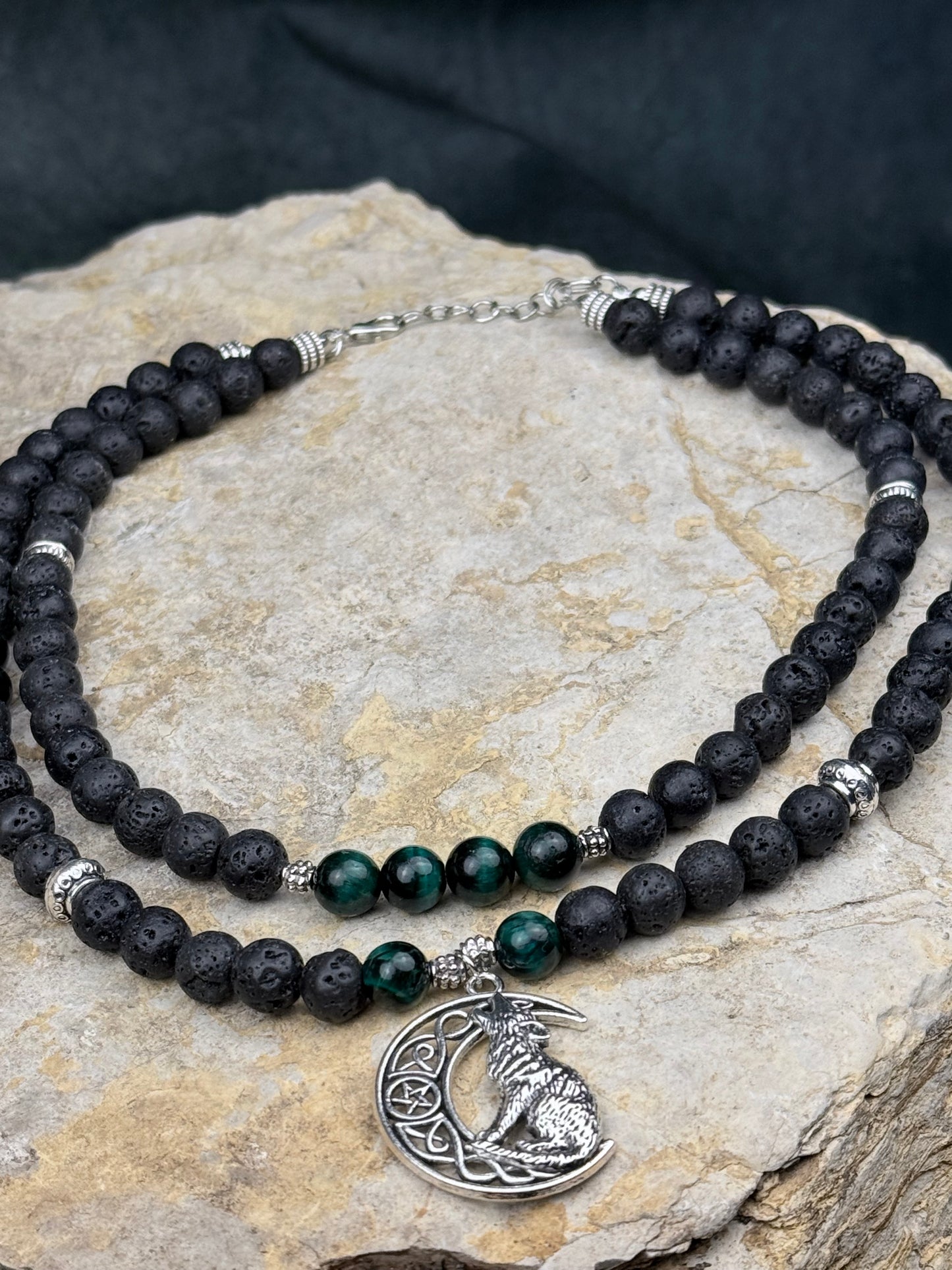 Nachtjäger – Handgefertigte Halskette aus Lavastein & grünem Tigerauge