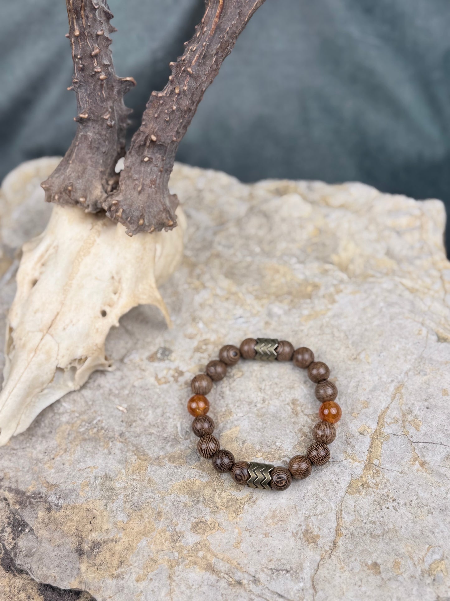 Armband „Feuerschuppe“ – Drachenstein & Antik-Gold