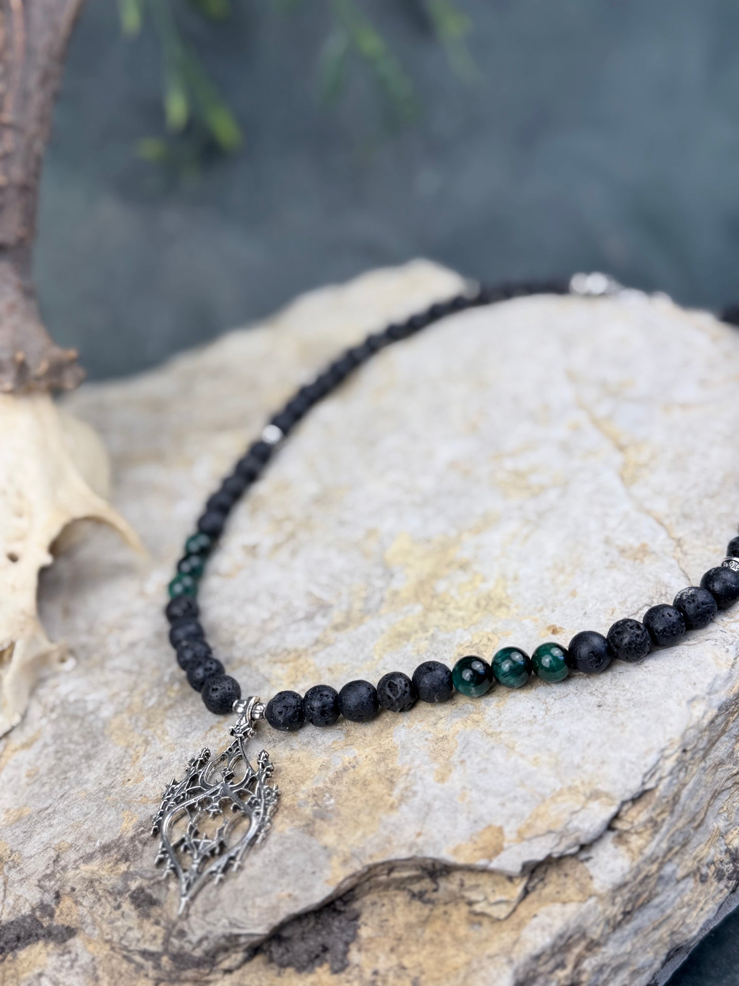 Dornenzeichen – Fragment aus Schatten und Stahl